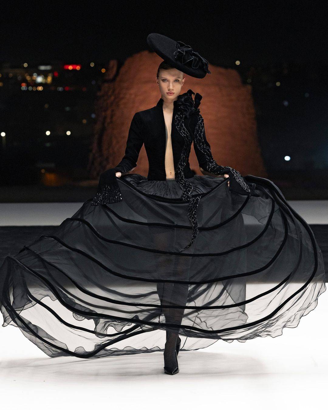 العروض الأولى لأسبوع الموضة في الرياض تدور حول تمكين المرأة