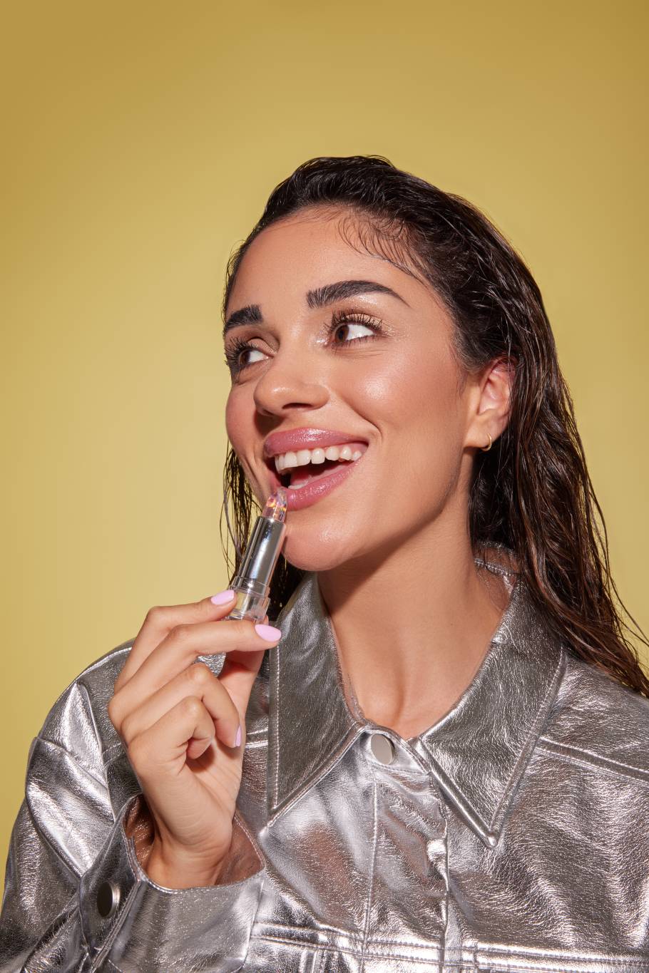 تألقي بإطلالة متوهّجة مع اختيارات إيسينس الضرورية لإطلالة خريفية مضيئة