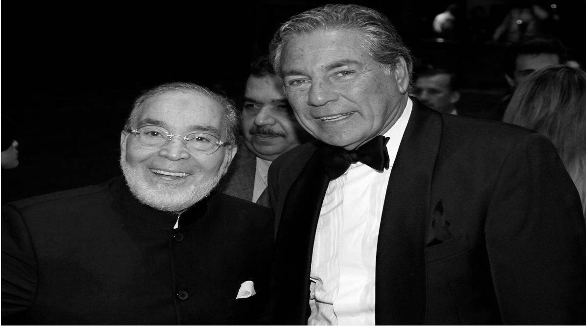 بالفيديو والصور - حشد من النجوم في عزاء حسن يوسف وحسين فهمي يتواجد رغم أحزانه