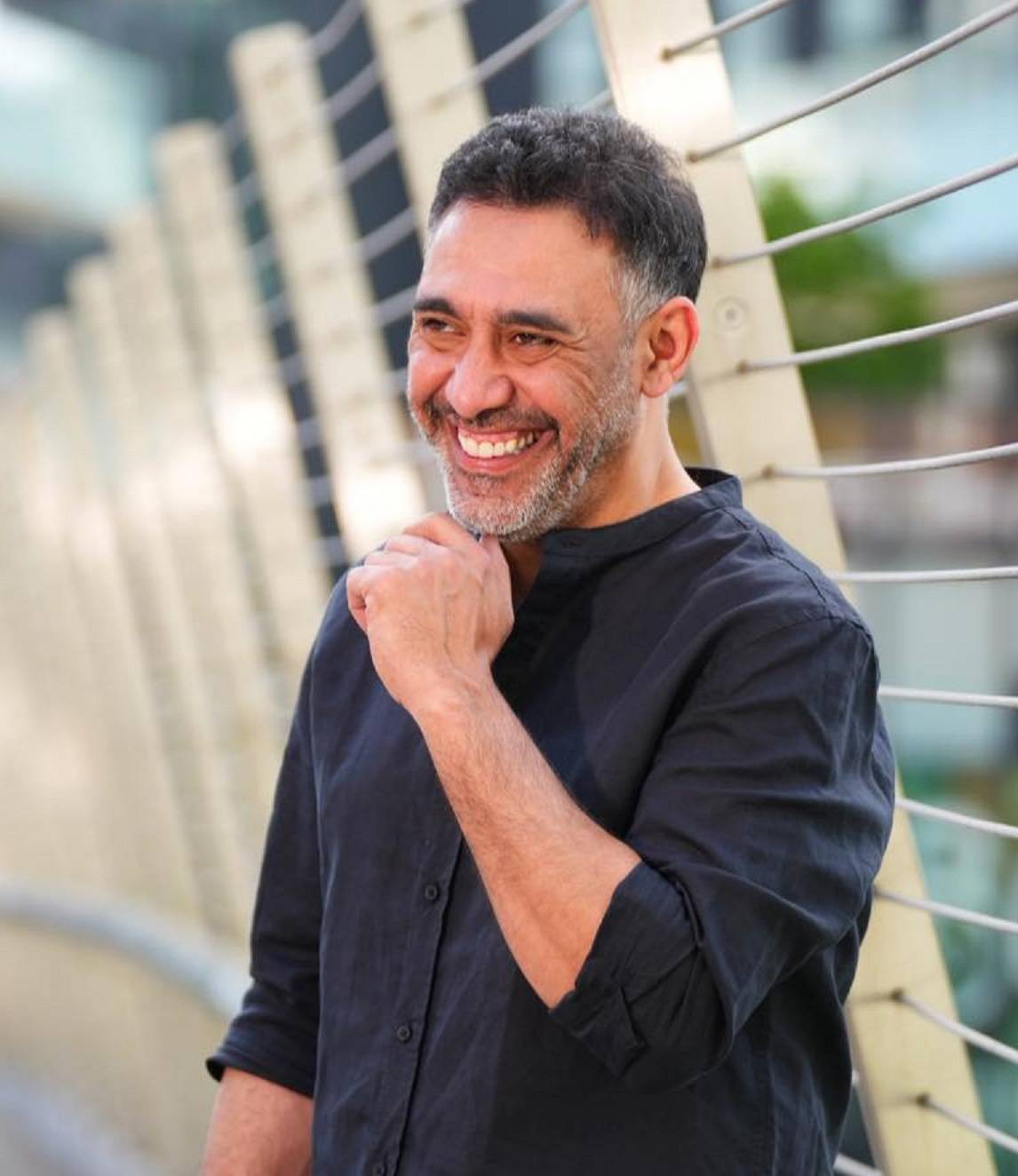 عمرو مصطفى يشوّق جمهوره لأغنيته الجديدة برسالة ساخرة (فيديو)