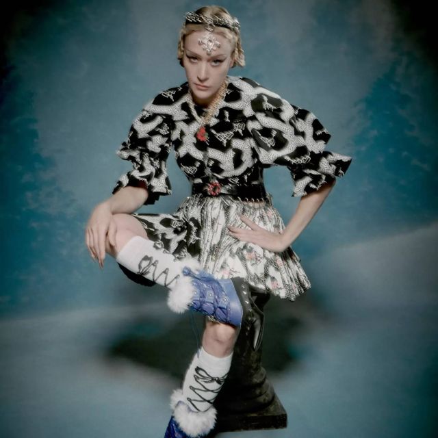 ما هو هذا الحذاء الغريب الذي لا تتخلّى عنه كلوي سيفيني؟