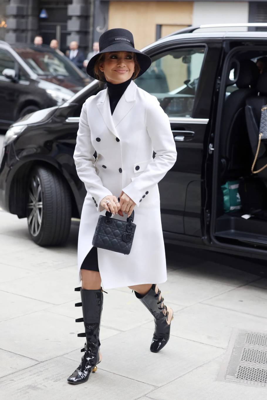 جينيفر لوبيز بحقيبة Dior بقيمة 6000 دولار مستوحاة من الأميرة ديانا