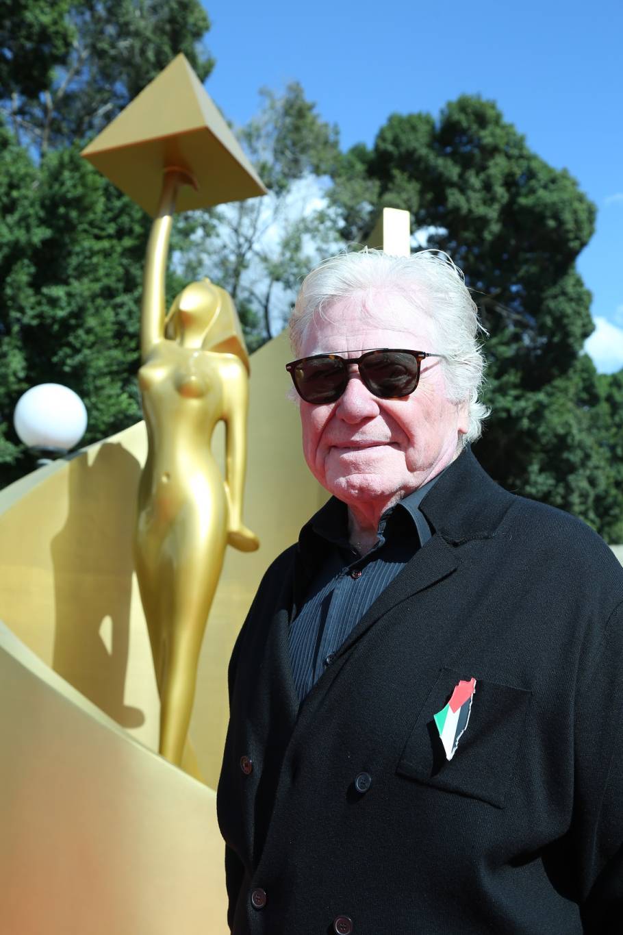 بالفيديو - حسين فهمي يردّ على انتقادات عمله بعد أيام من وفاة شقيقه