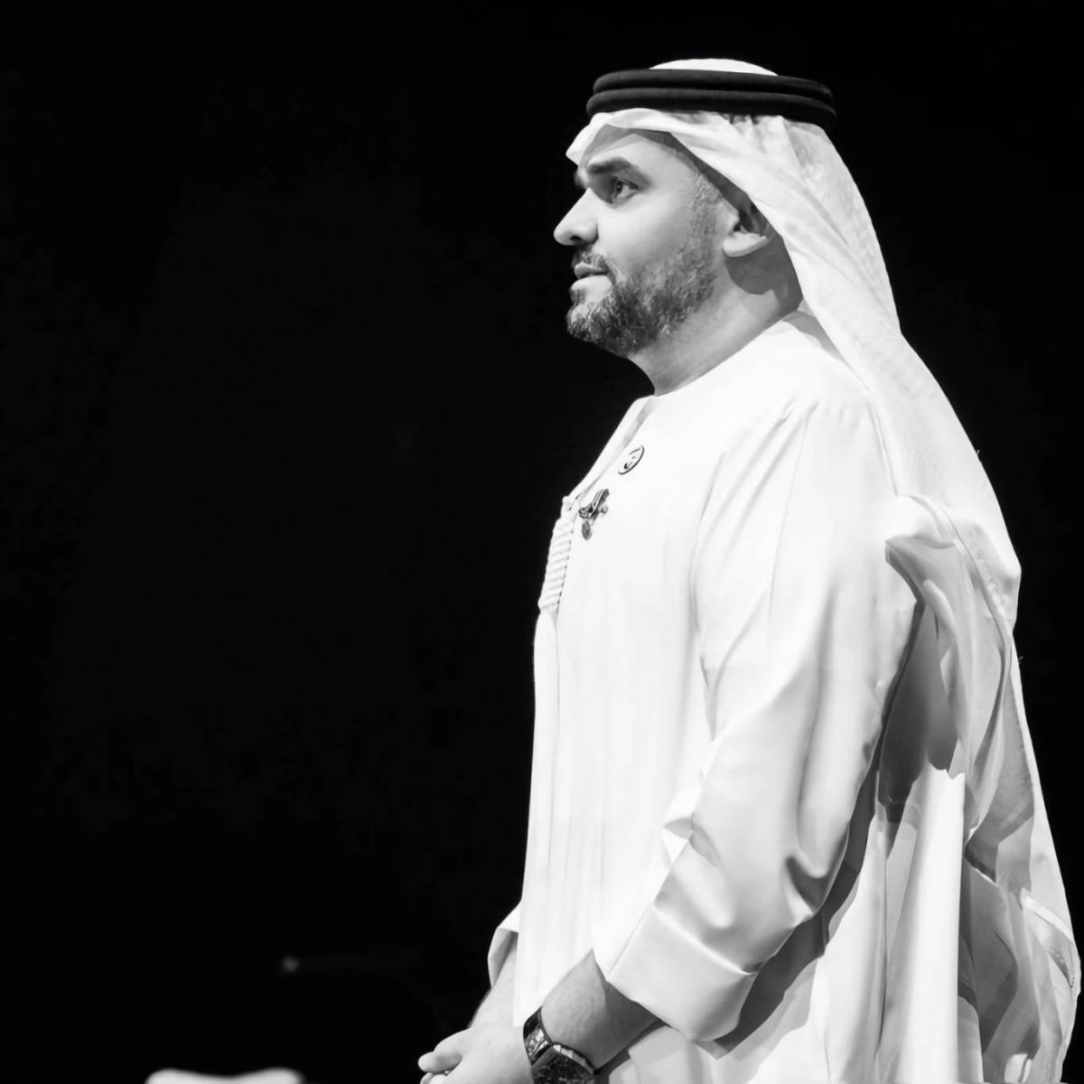 بالفيديو - عبدالله بن زايد يعزّي حسين الجسمي في مجلس الرجال