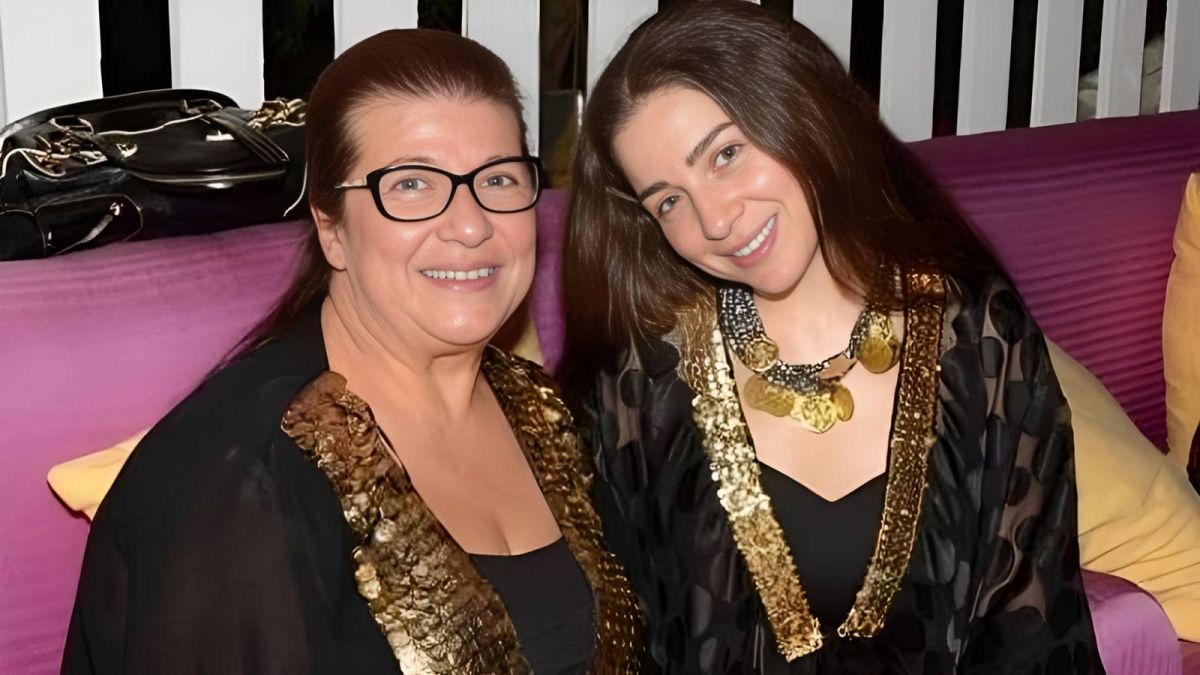 نجوم الفن يواسون مي عز الدين في وفاة والدتها