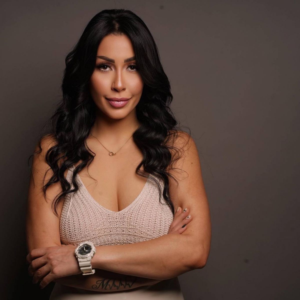 القبض على مذيعة شهيرة بتهمة حيازة مخدرات