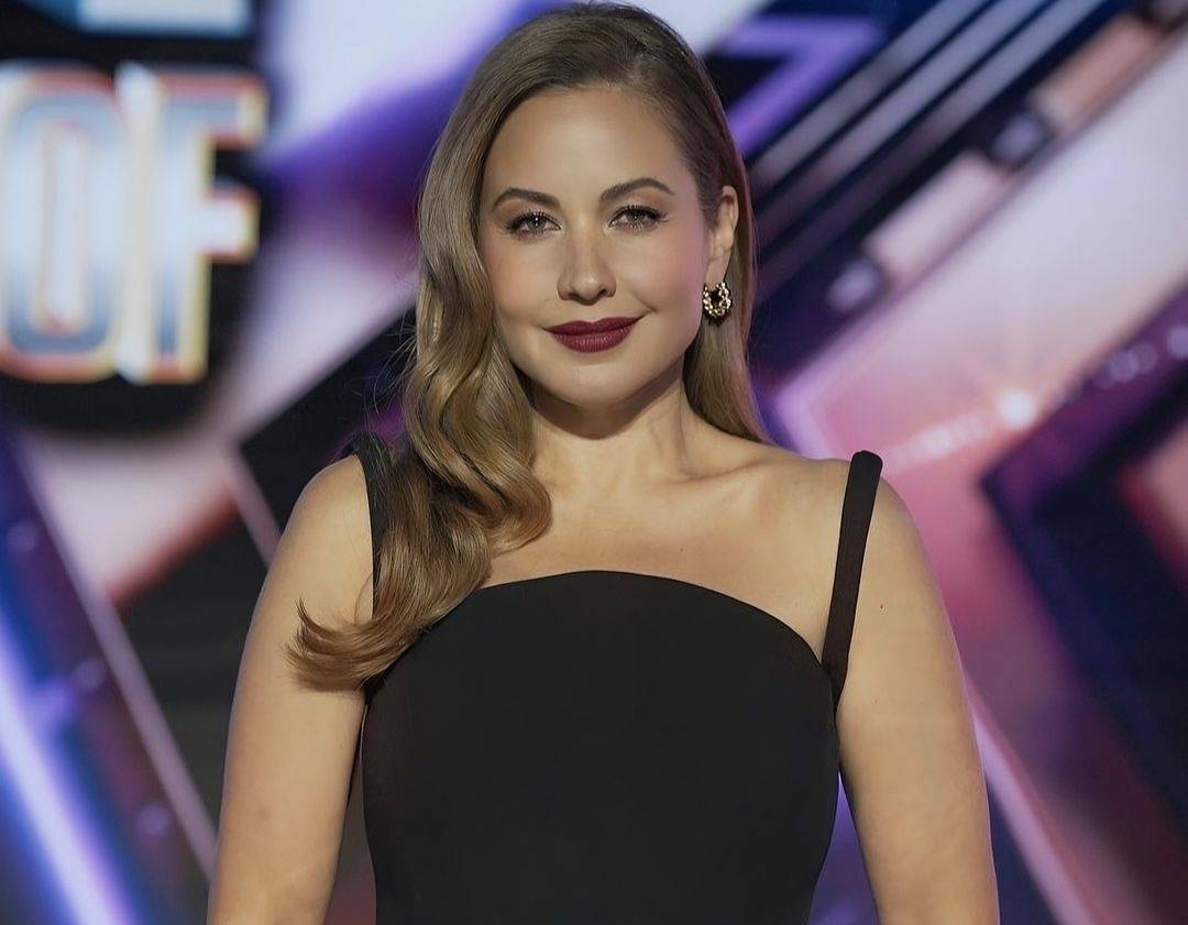 ريا ابي راشد تتألق بفستان غير تقليدي