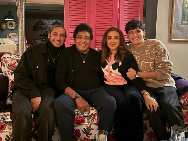 أنغام ونجلاها مع محمد منير