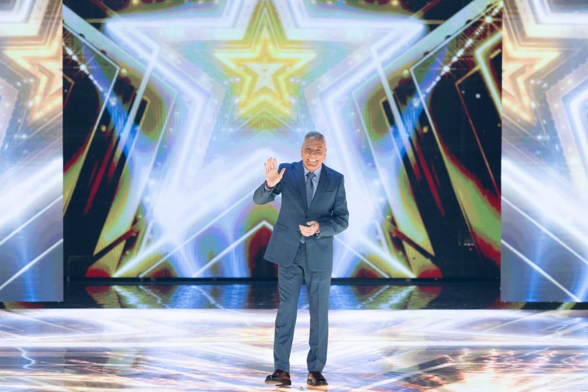 علي جابر مفاجأة العرض المباشر الأول من Arabs Got Talent