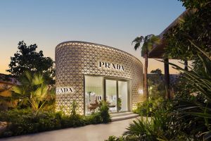 PRADA تفتتح متجرين جديدين في BÂOLI دبي على شاطئ  J1