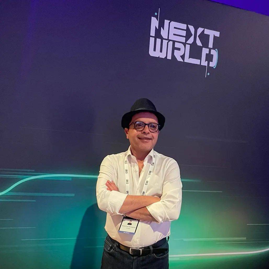 محمد هنيدي يُحدث ضجة بصورة عمله الجديد