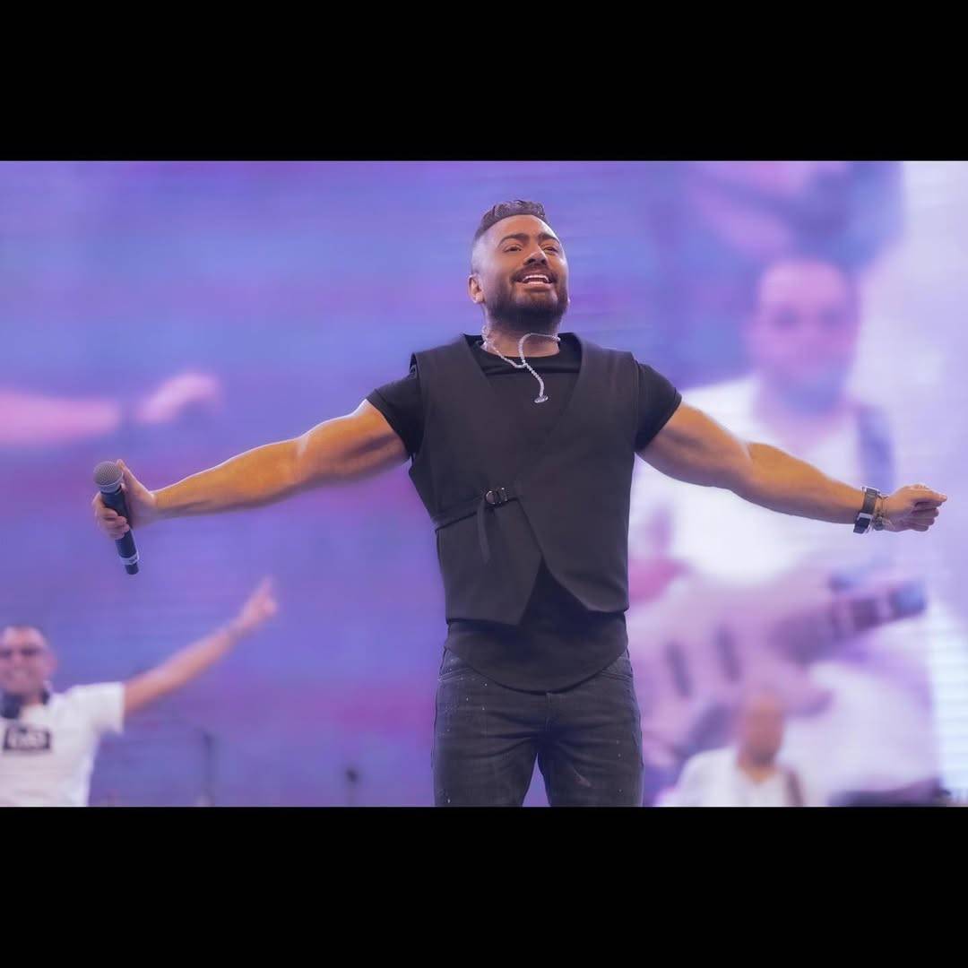 تامر حسني يثير الجدل بفيديو عفوي مع فنانة شابة