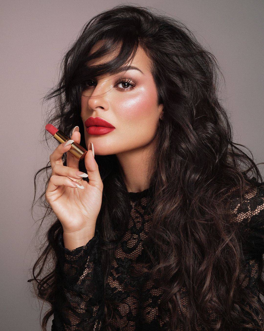 نادين نسيب نجيم تكشف بفيديو عن معاناتها للحفاظ على أناقة فستانها