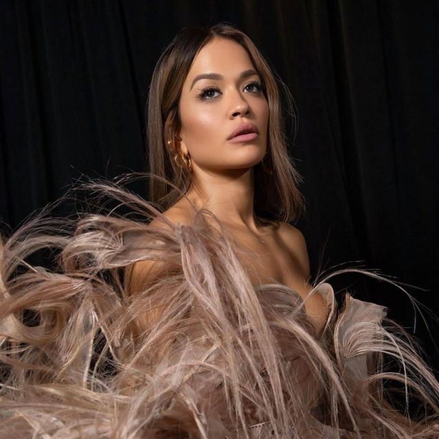 ريتا أورا بإطلالة ساحرة من مجموعة Ashi Studio لشتاء 2024-2025