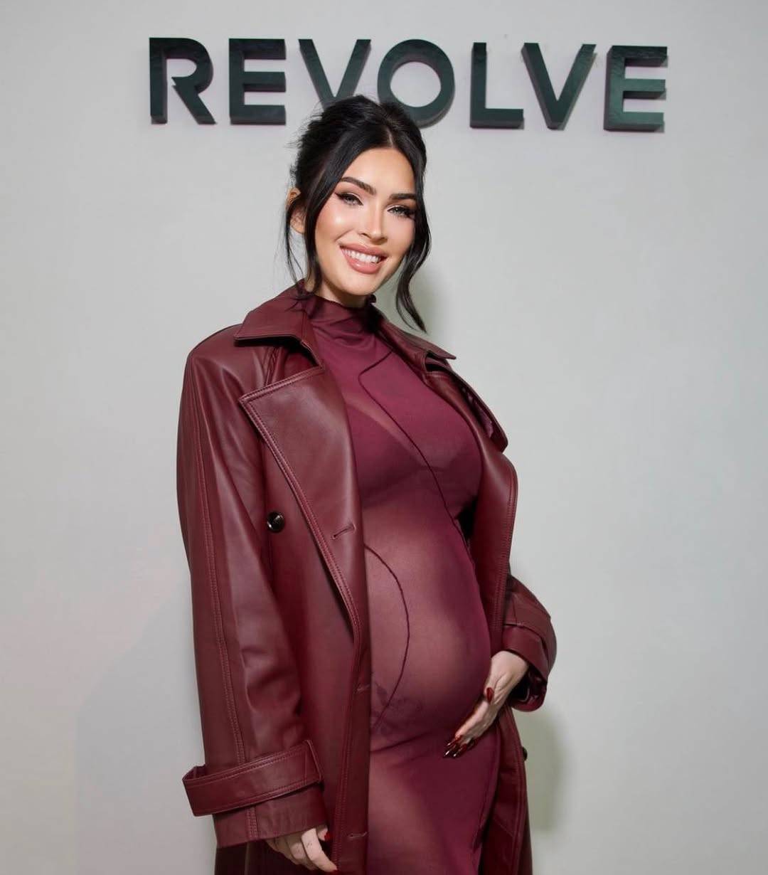 ميغان فوكس تبرز حملها بفستان شفّاف باللون البورغندي