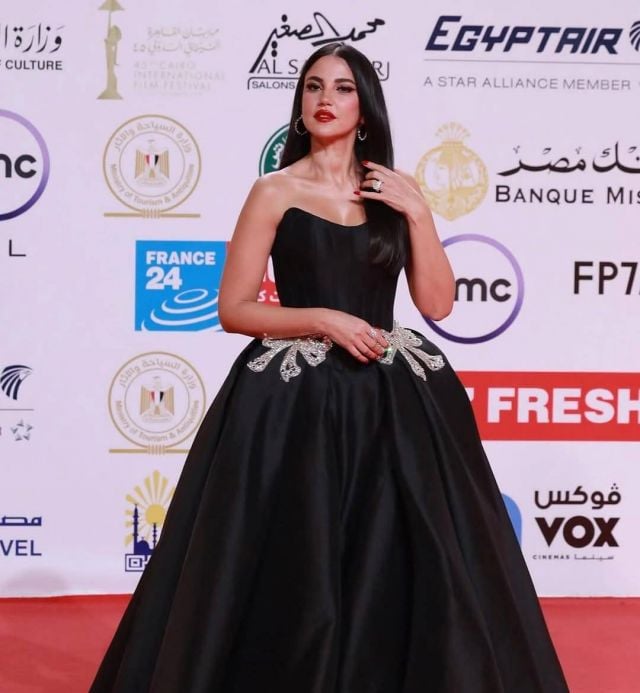 الأسود خيار النجمات الأول في ختام مهرجان القاهرة السينمائي