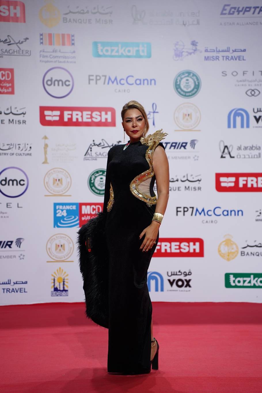 بالصور - أبرز إطلالات النجمات في افتتاح 