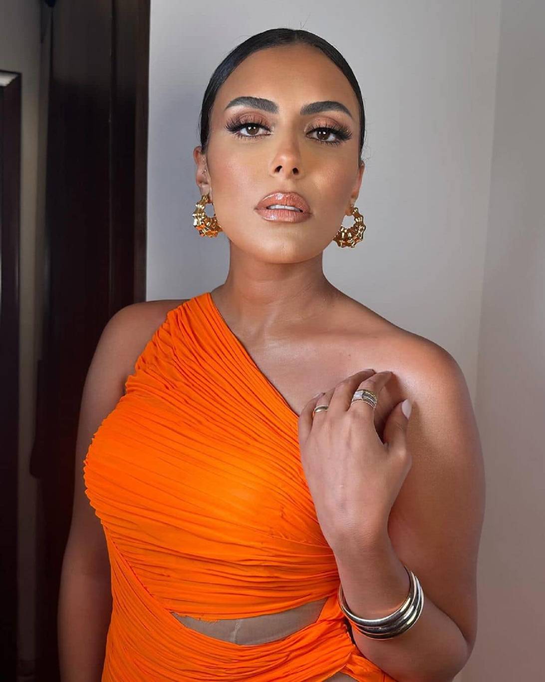 هاجر الشرنوبي تردّ على انتقادات صورها مع نجلها