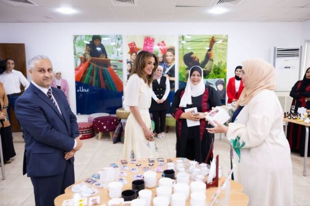 إطلالة الملكة رانيا خلال جولتها لتمكين المجتمعات التابعة لمؤسسة نهر الأردن