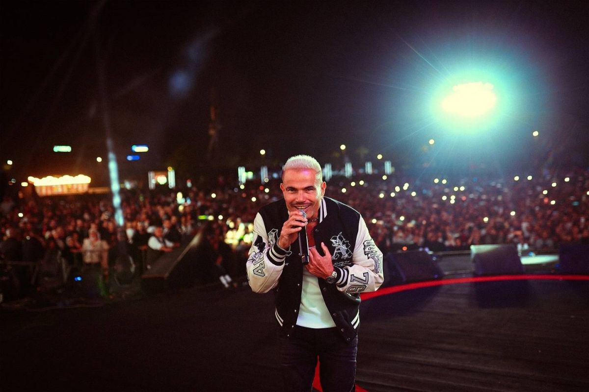 بالصور - عمرو دياب بإطلالة جديدة في أحدث حفلاته