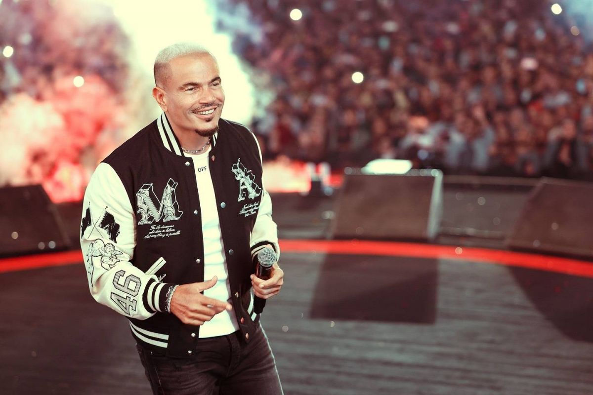 عمرو دياب يكرم محمد رحيم في حفله بالإمارات (فيديو)