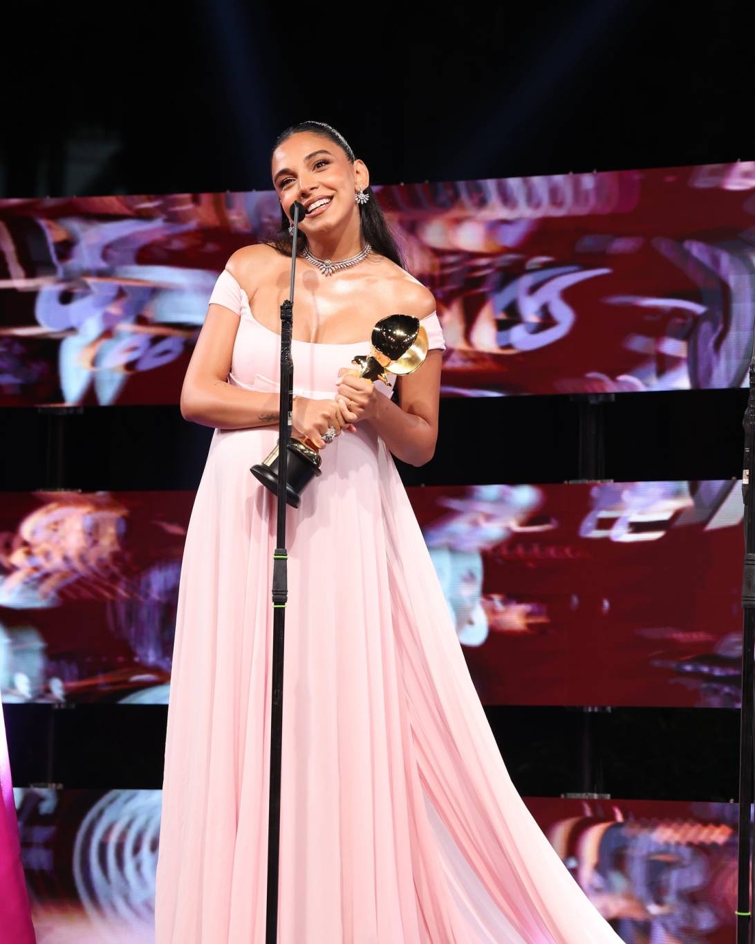 سلمى أبو ضيف تفوز بجائزة أفضل ممثلة وتستعرض حملها (صور)