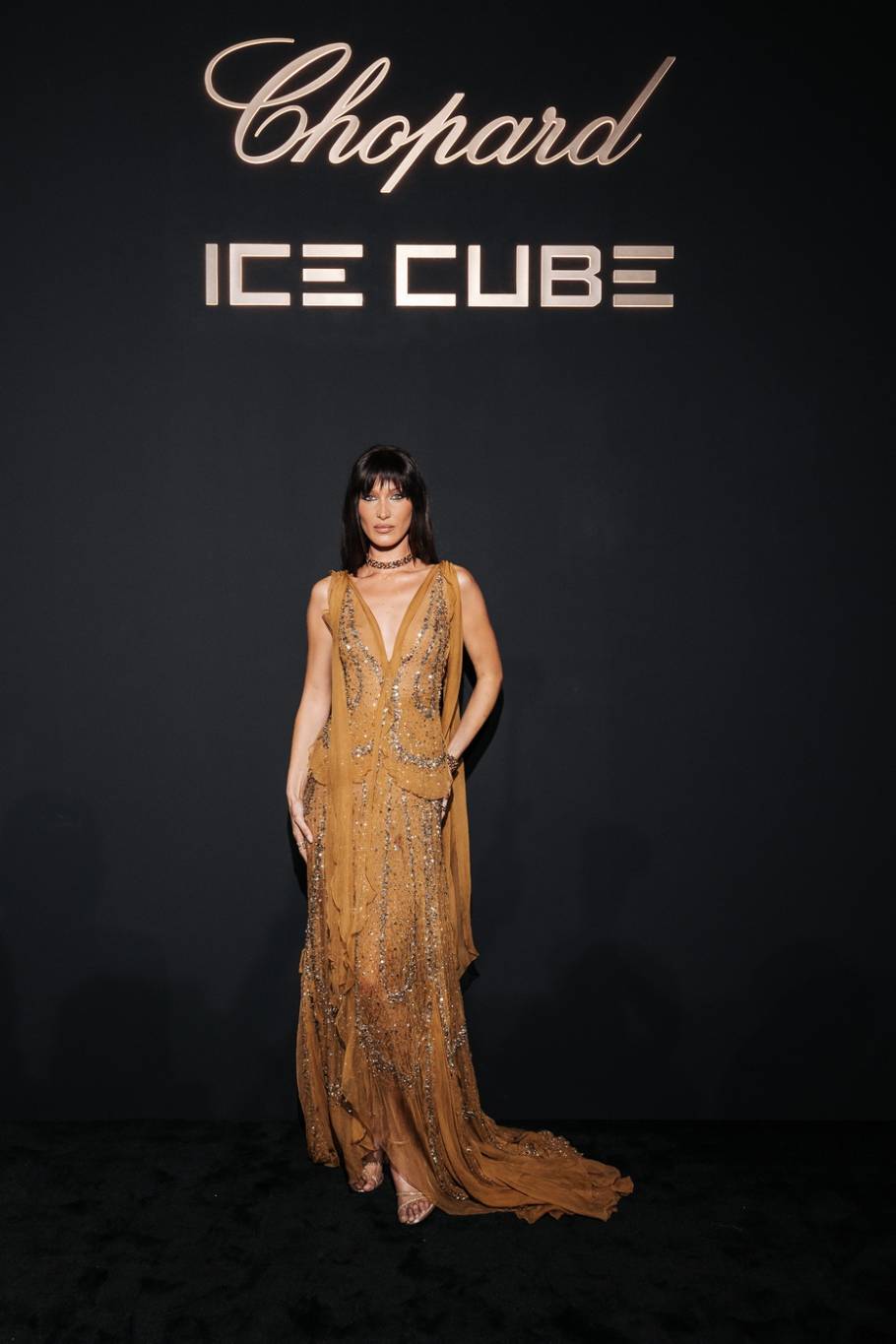 بيلا حديد تفتتح بوتيك Chopard في دبي متألقة بمجموعة Ice Cube