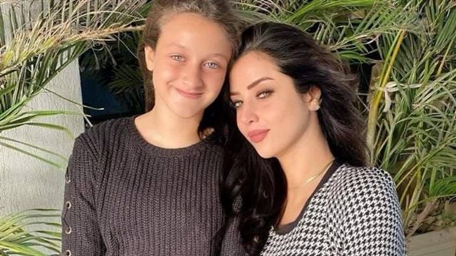 رضوى الشربيني وابنتها تيا