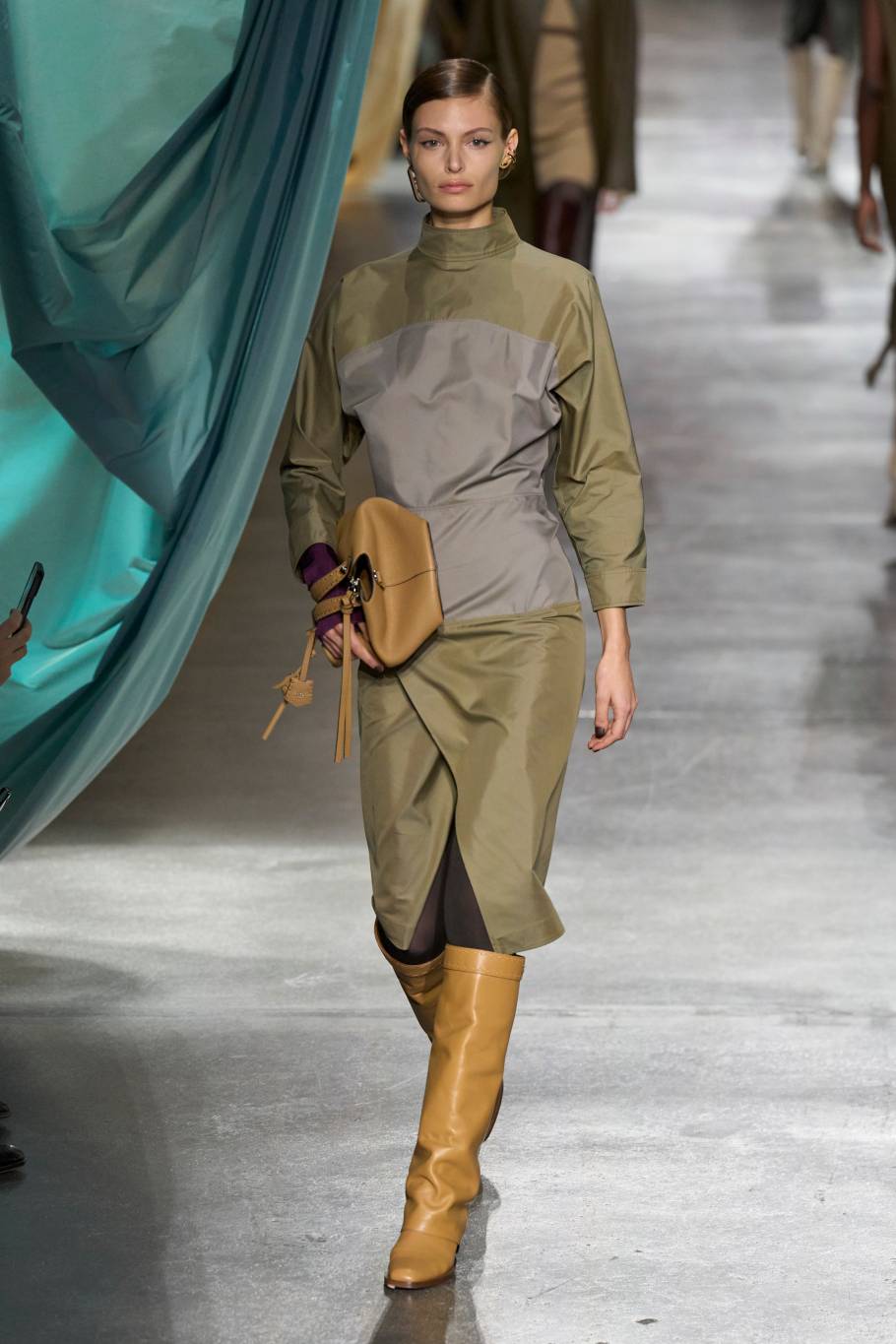 اعتمدي موضة الإكسسوارات باللون الأخضر الزيتوني هذا الخريف