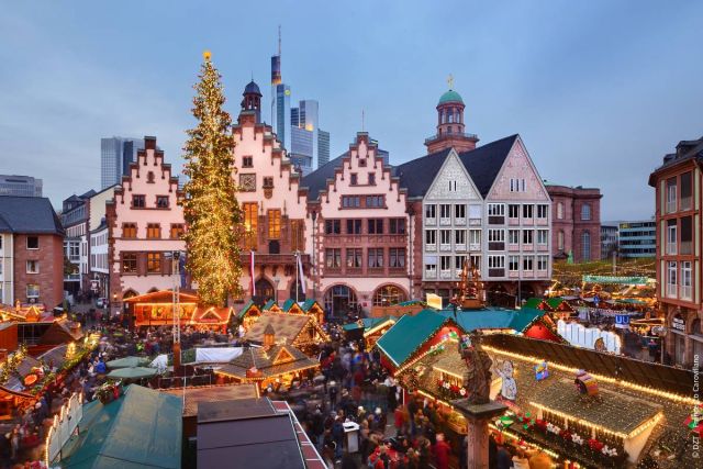 Frankfurt am Main Frankfurt am Main Weihnachtsmarkt am Römerberg mit Skyline im Hintergrund