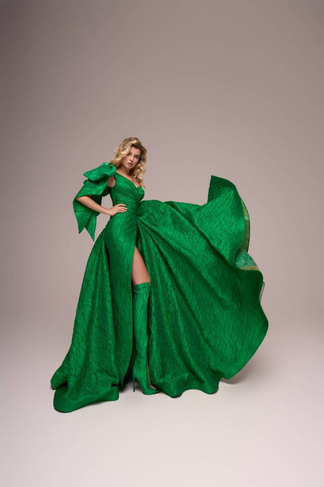 مجموعة خريف وشتاء 2025 للمصمّم فؤاد سركيس: أناقة وحيوية لإطلالة رشيقة