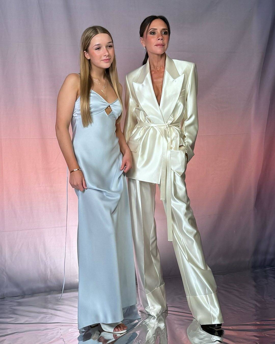 فيكتوريا بيكهام وابنتها هاربر تنسّقان إطلالتيهما بالحرير