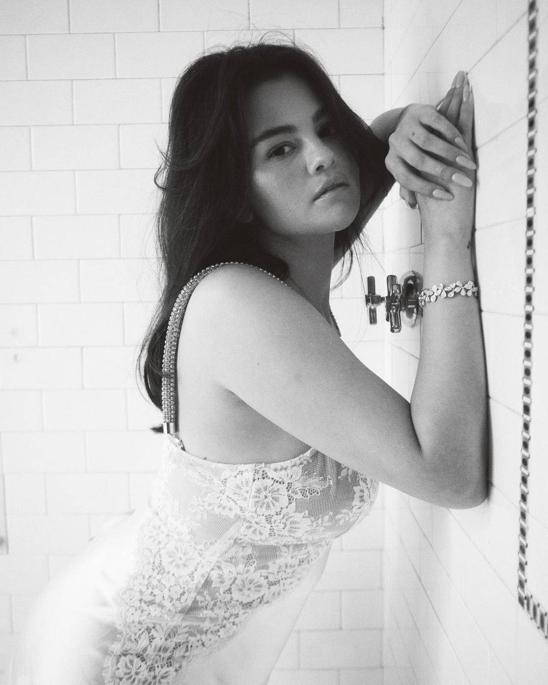 سيلينا غوميز في جلسة تصوير تجمع بين الجرأة والطرافة والقوة