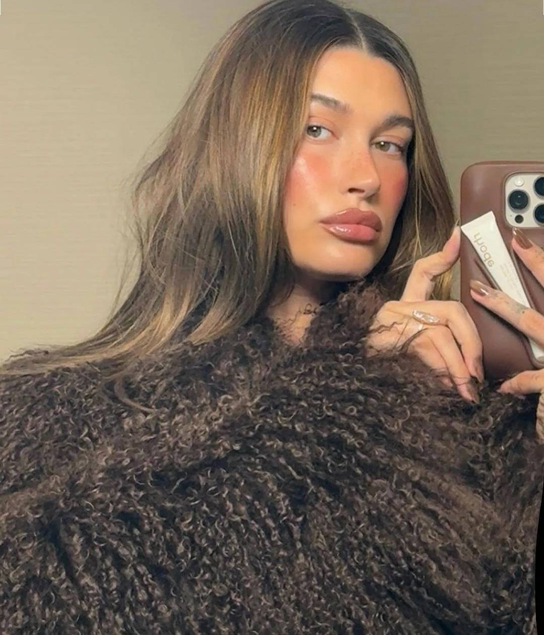 هايلي بيبر تضفي لمسة من الإسبريسو على إطلالتها في حفل سابرينا كاربنتر