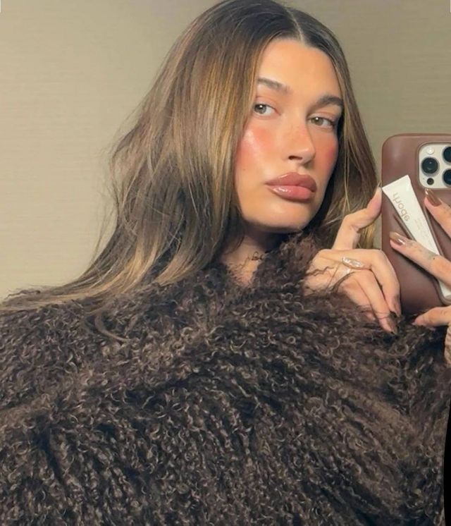 هايلي بيبر تضفي لمسة من الإسبريسو على إطلالتها في حفل سابرينا كاربنتر