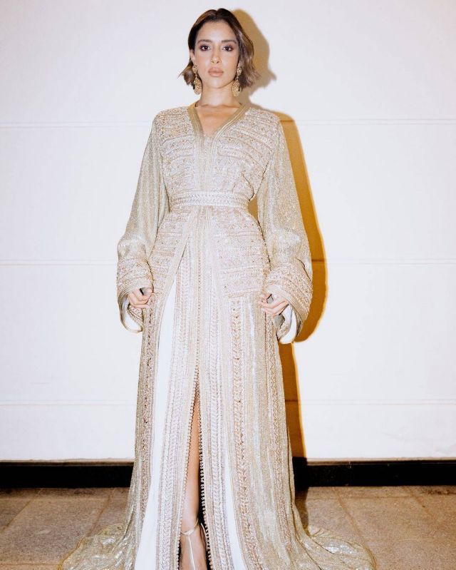 اطلالة شرقية محايدة من بلقيس فتحي 