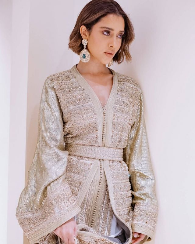 اطلالة شرقية محايدة من بلقيس فتحي 