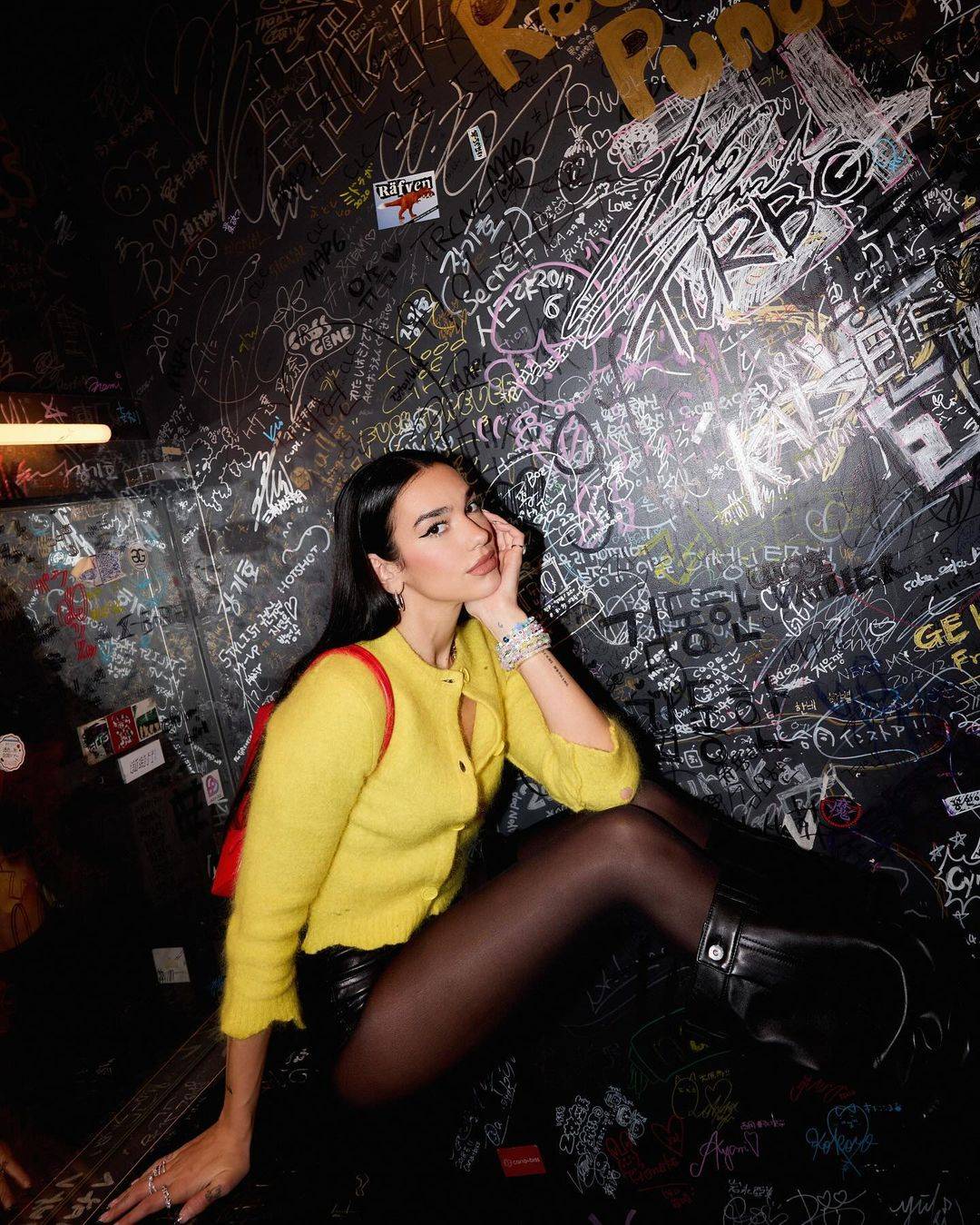 دوا ليبا بشورت قصير جداً أثار الجدل 