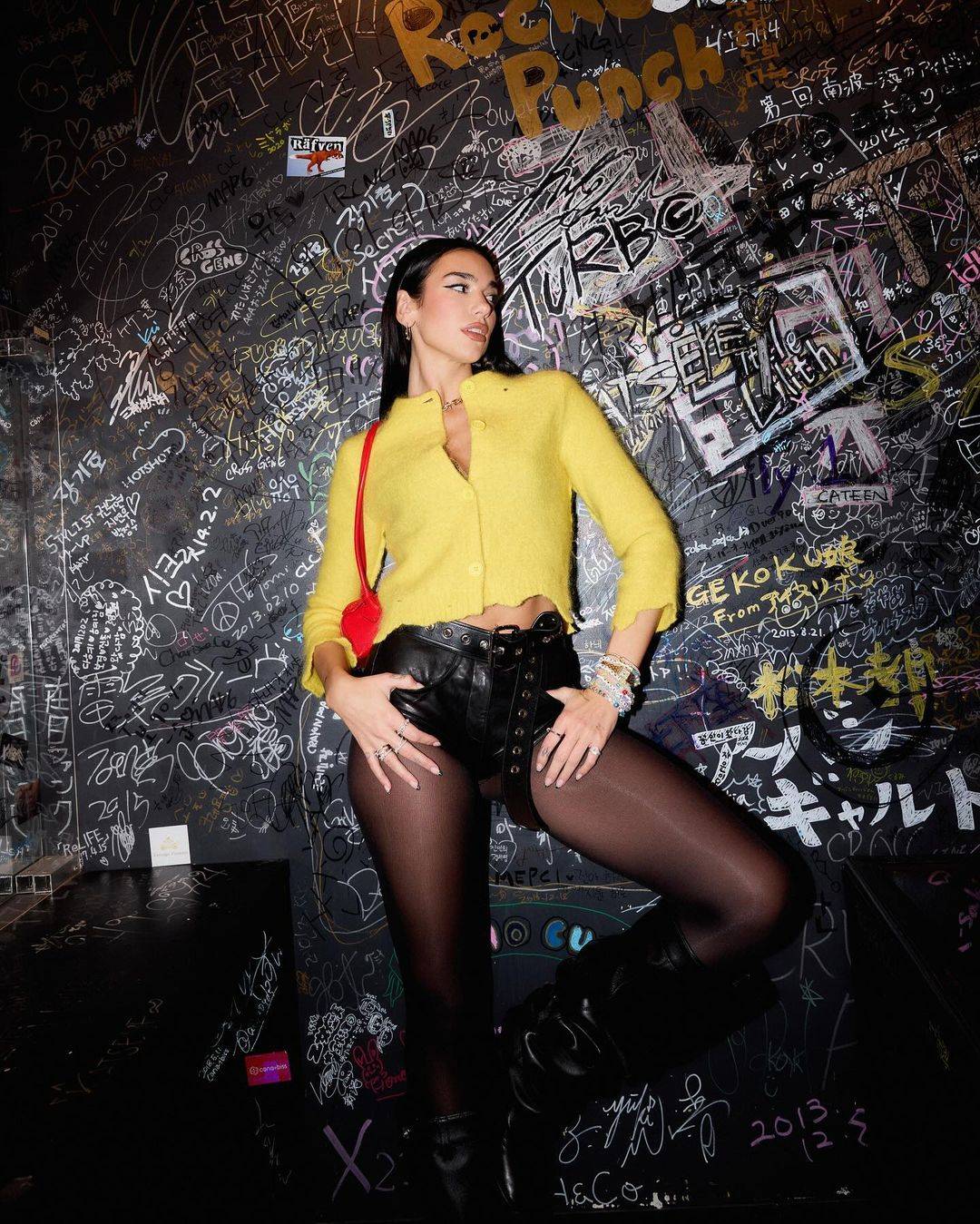 دوا ليبا بشورت قصير جداً أثار الجدل 