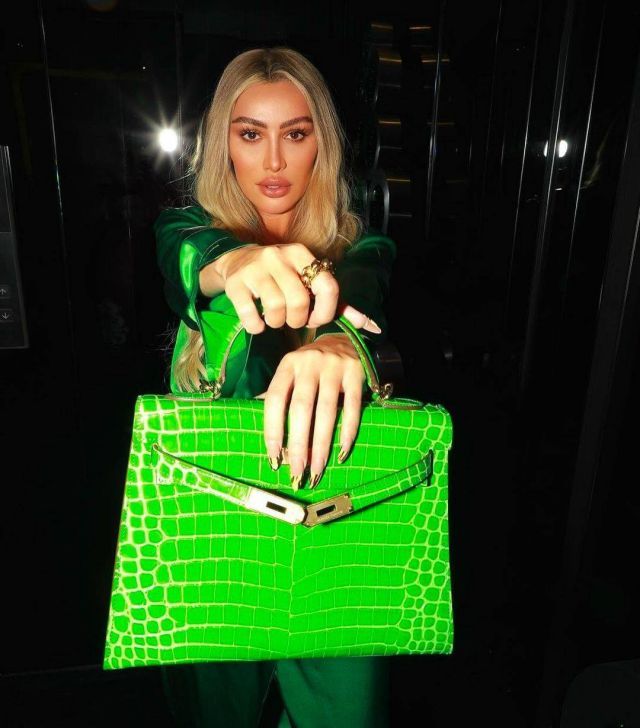 عشق النجمات للحقائب الملوّنة: صيحة تعكس الأنوثة والجرأة