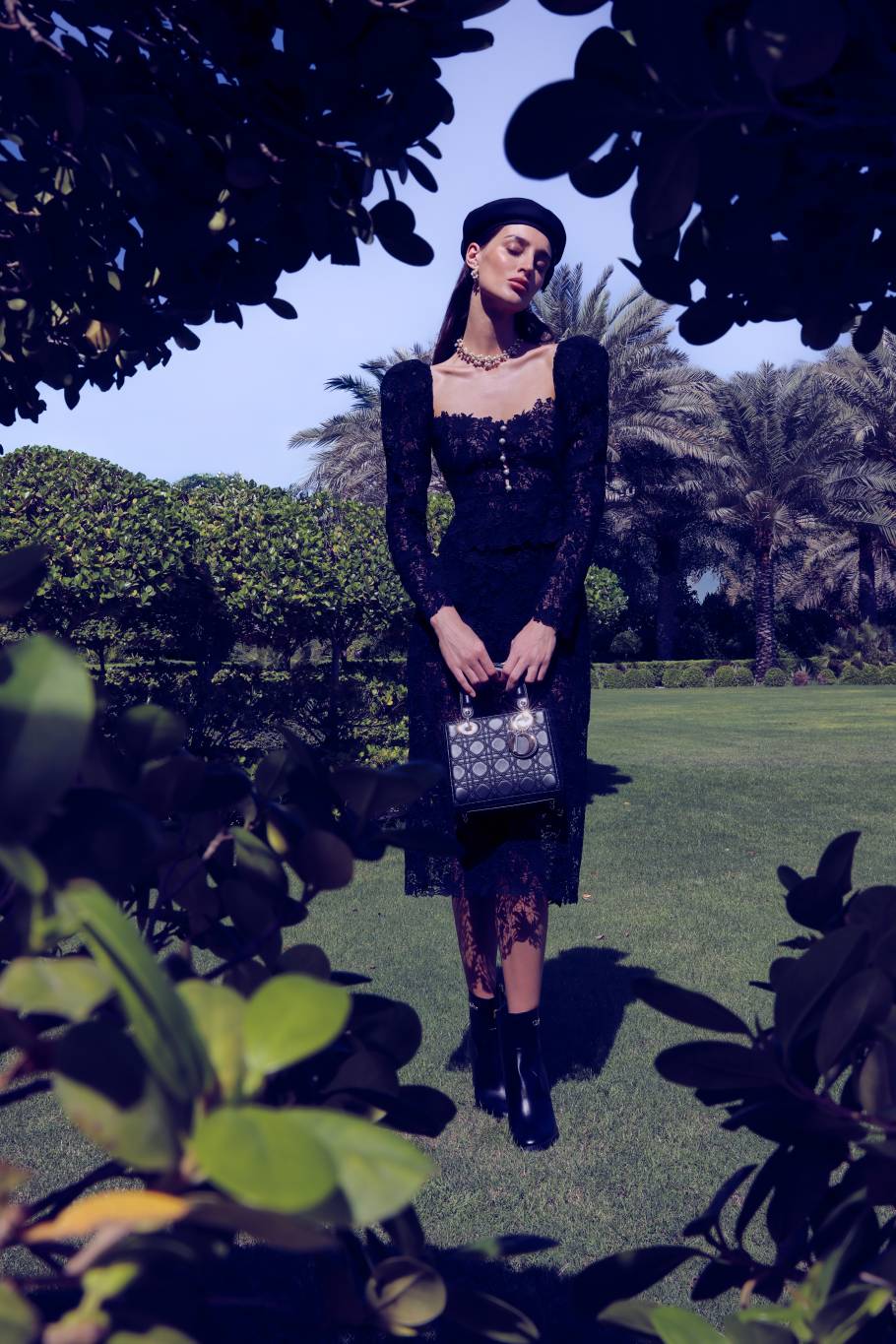 قبّعة بيريه، أقراط، عقد، كورسيه وتنورة من الدانتيل Dior Chardons Allover، حقيبة Lady Dior وحذاء من Dior قبّعة بيريه، أقراط، عقد، كورسيه وتنورة من الدانتيل Dior Chardons Allover، حقيبة Lady Dior وحذاء من Dior