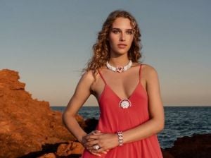 تألّقي بمجموعة L'Île Au Trésor الراقية من Van Cleef & Arpels