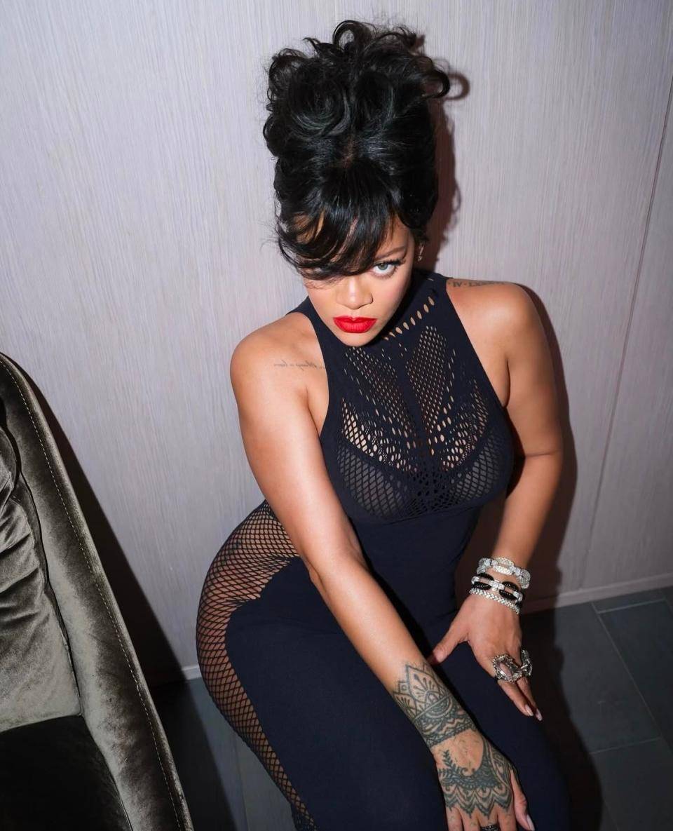 ريهانا تكشف عن أحمر الشفاه الأحمر المفضّل لديها مع تسريحة ريترو