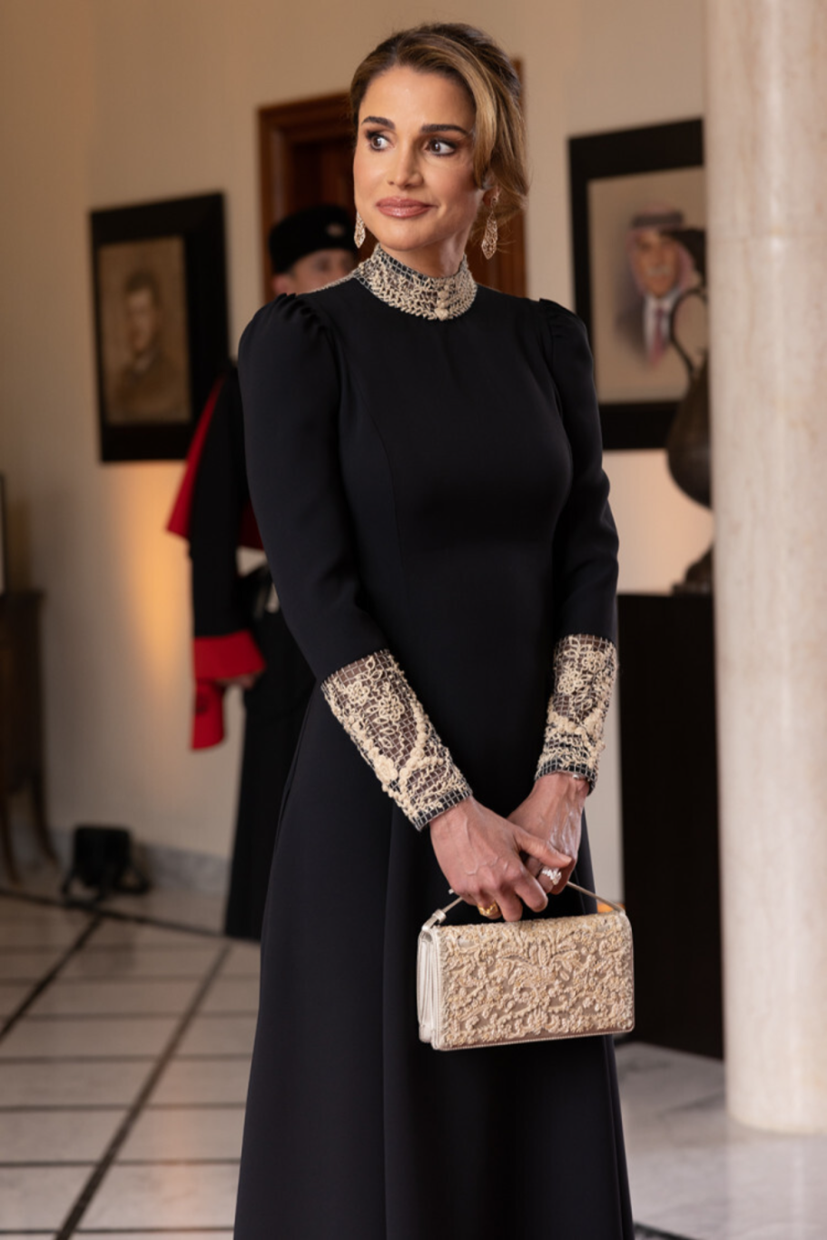 نظرة عميقة إلى حقائب يد الملكة رانيا