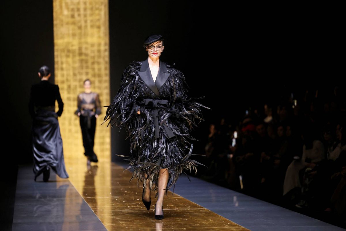 موضة الريش... سحر الأناقة في موسم الاحتفالات