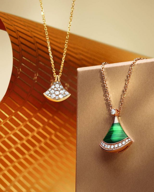 من الشمال الى اليمين 
عقد Divas’ Dream من الذهب الأصفر والماس من Bvlgari 
عقد Divas’ Dream من الذهب الوردي والملاكيت والماس من Bvlgari 