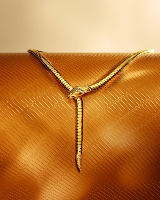 عقد Serpenti Tubogas من الذهب الأصفر والماس والأونيكس الأسود من Bvlgari 