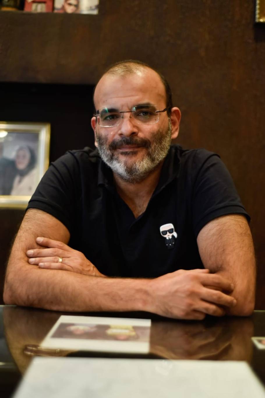 أيمن بهجت قمر يهاجم محمد رمضان ويكشف سرّاً عن عادل إمام (فيديو)