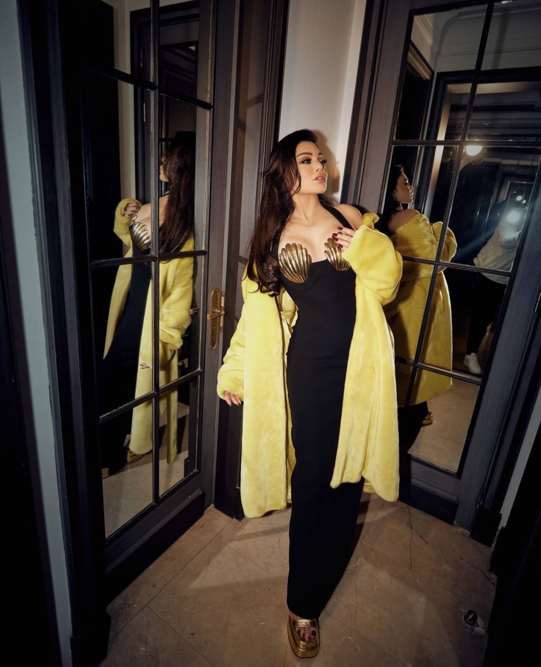 هيفاء وهبي تحبس الأنفاس بتصميم المحار