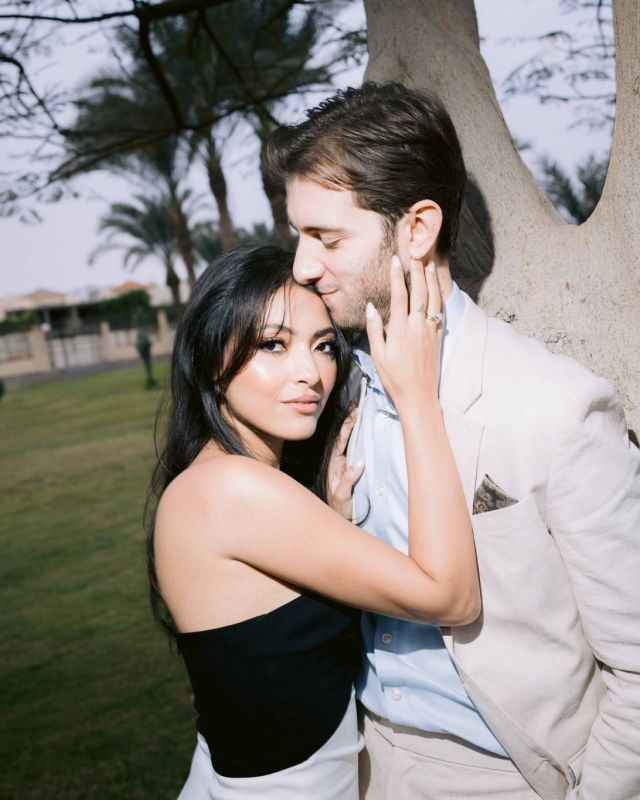 مي الغيطي مع خطيبها